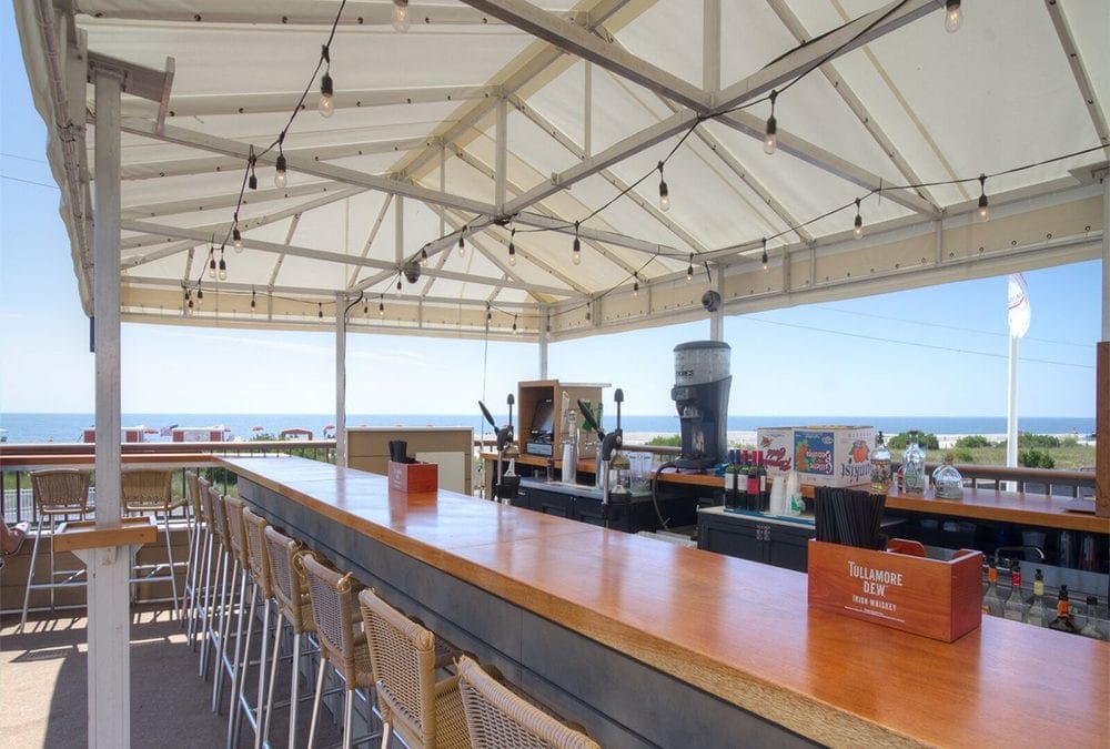 Image of outdoor bar at Harrys.